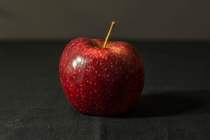 forma frontal sobre la manzana 